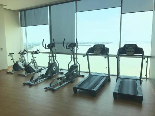 Fitness centrum a/nebo fitness zařízení v ubytování Puerto Santa Ana Suites Guayaquil