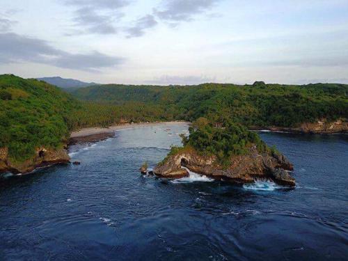 an island in the middle of a river at Bintang Bungalow in Nusa Penida