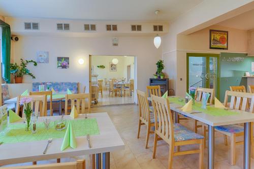 una habitación con mesas y sillas y un comedor en Hotel am Galgenberg, en Gera