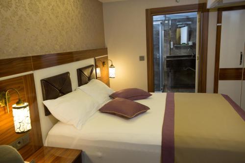 a bedroom with a large white bed with a window at Ruba Palace Thermal Hotel in Bursa