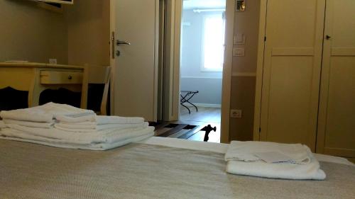 a group of towels sitting on top of a bed at Spagnoi Rooms in Castelnuovo del Garda