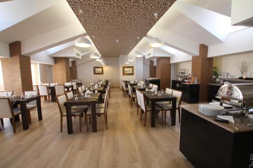 A restaurant or other place to eat at Marwa Hotel