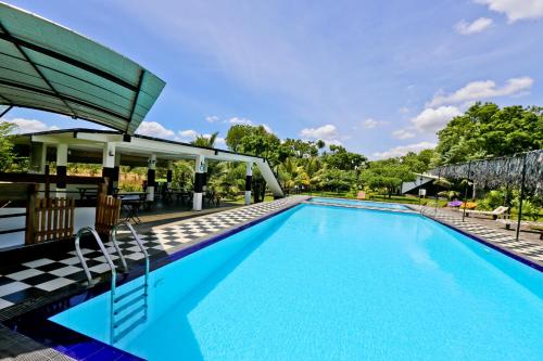สระว่ายน้ำที่อยู่ใกล้ ๆ หรือใน Eco Hotel Black & White - Anuradhapura