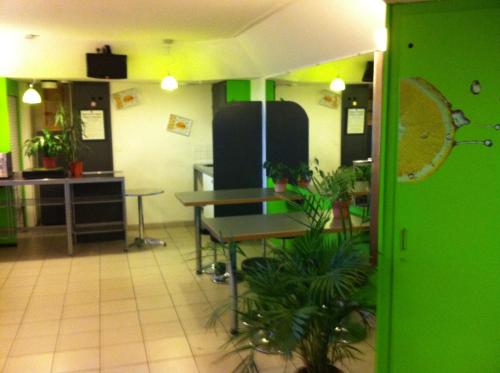 Kuchyň nebo kuchyňský kout v ubytování Lemon Hotel - Tourcoing