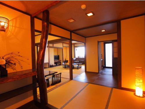 伊豆的住宿－心開花亭泉酒店，享有带黄色墙壁的客厅的景色