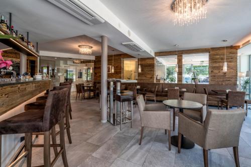 ein Restaurant mit Tischen und Stühlen und eine Bar in der Unterkunft Residence Martinelli in Leifers