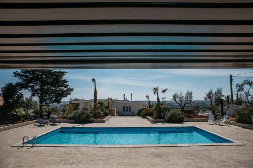 una piscina con vistas a una casa en Villa de Donatis Charming Guest House, en Casarano