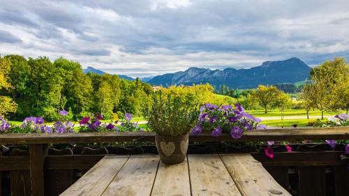 a vase filled with purple flowers on a wooden table at Rauhbergerhof in Tiefgraben