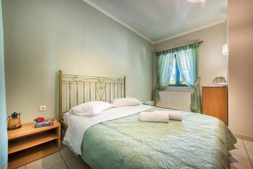 Säng eller sängar i ett rum på Anastasia Holiday Villa