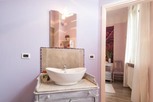 baño con lavabo blanco en un tocador en B&B Cà dal Busc, en Sostegno