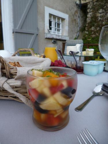 een glazen schaal gevuld met fruit op een tafel bij Le Moulin de Cors in Oulches