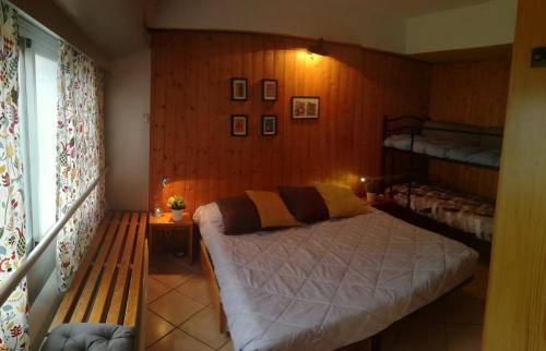 マリッレーヴァにあるAppartamento VentiSei - CIPAT 22114のベッドルーム(ベッド1台、ベンチ付)
