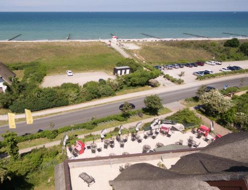 an aerial view of a road and a beach at Romantik Hotel Namenlos in Ahrenshoop