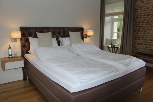 מיטה או מיטות בחדר ב-Hotel Schloss Dyck