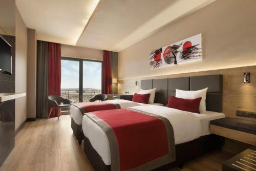 Postel nebo postele na pokoji v ubytování Ramada Encore by Wyndham Gebze