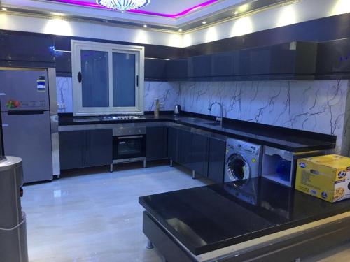 uma cozinha com um lavatório e uma máquina de lavar roupa em Apartment at Milsa Nasr City, Building No. 21 no Cairo