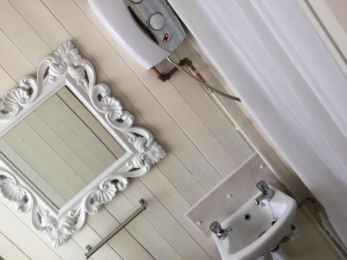 ein Badezimmer mit einem Spiegel und einem Waschbecken in der Unterkunft The Galloway in Blackpool