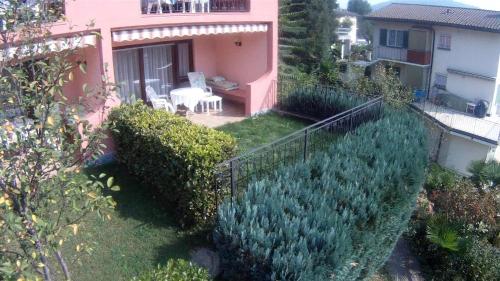an aerial view of a garden in front of a pink house at Hotel Garni Villa del Sole in Ponte Tresa