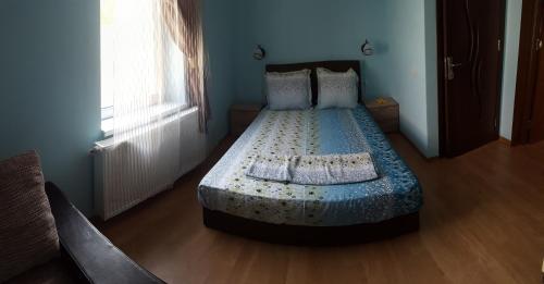 テキルギオルにあるCasa Belaの窓付きの部屋にベッド付きのベッドルーム1室があります。