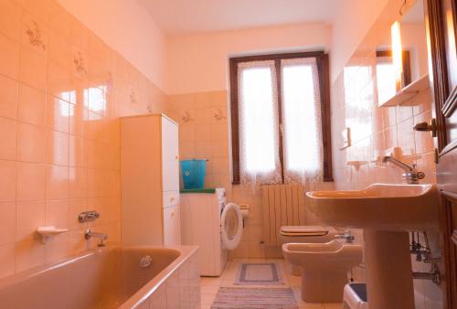 a bathroom with a sink and a toilet and a tub at Maurice des Alpes in Teglio