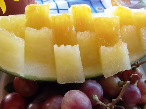 un mucchio di frutta tagliata sopra l'uva di Ninho Da Poupa a Serpa