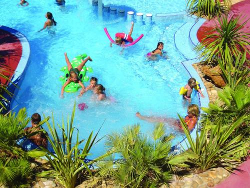 Πισίνα στο ή κοντά στο Lagrange Grand Bleu Vacances – Résidence Les Pescalunes