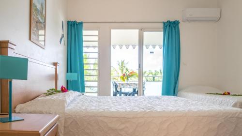 1 dormitorio con 2 camas y ventana con vistas en Residence Les Cayalines, en Sainte-Luce