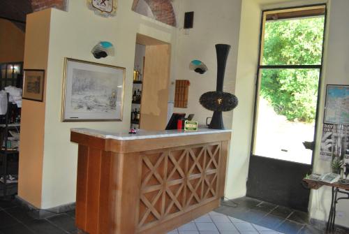 una cucina con bancone in legno in una stanza di Ristorante Albergo Arcade a Grandate