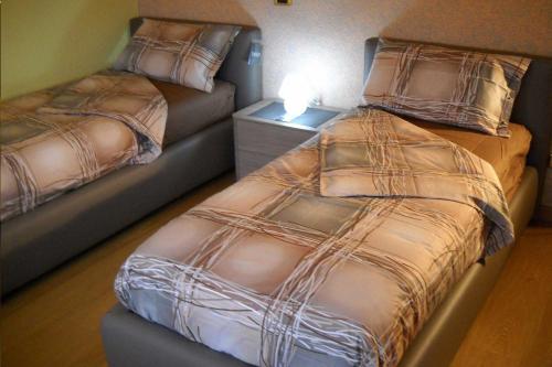SovramonteにあるB&B L'Isola delle Roseのベッドルーム1室(ベッド2台、ソファ付)