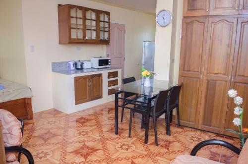 Cucina o angolo cottura di Julz Tropical Apartments