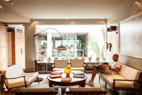 Un lugar para sentarse en Home Hotel