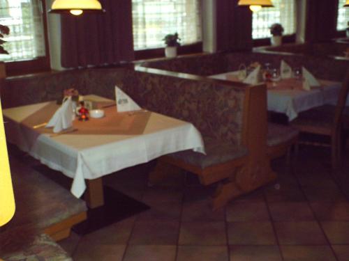 Ein Restaurant oder anderes Speiselokal in der Unterkunft Gasthof zur Einkehr 