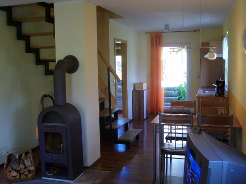 ein Wohnzimmer mit einem Kamin und einem TV in der Unterkunft Ferienhaus Henke in Hohnstein