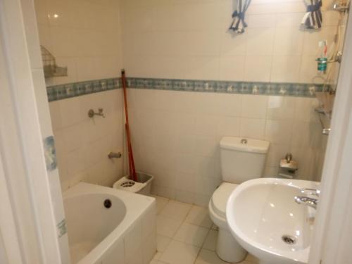 y baño con bañera, aseo y lavamanos. en Chalet Stella Seaview Resort-Family Only, en Ain Sokhna