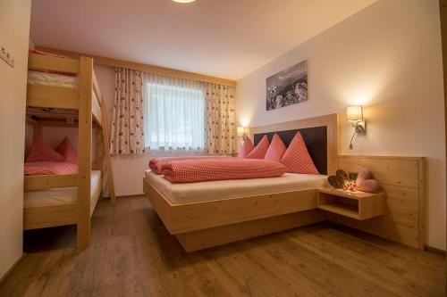 RohrbergにあるFerienhof Stofferのベッドルーム1室(ベッド1台、二段ベッド1組付)