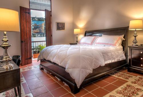 A bed or beds in a room at Colonial 154 H Boutique