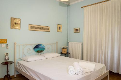 チィリヴィにあるVilla Celesteのベッドルーム1室(ベッド1台、タオル2枚付)