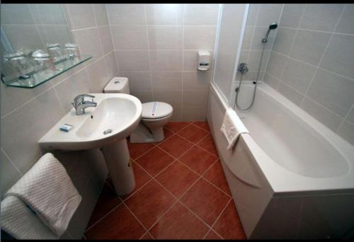 bagno con lavandino, vasca e servizi igienici di Lux Hotel Pansion a Jablanac (Iablanaz)