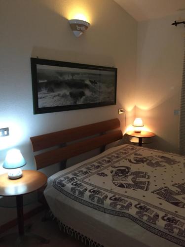 コスタ・パラディーゾにあるVilla Dinaのベッドルーム1室(ランプ2つ付)