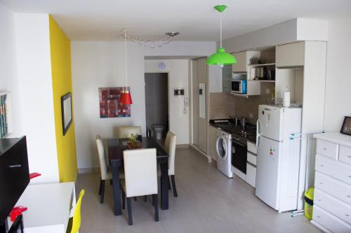 uma cozinha e sala de jantar com uma mesa e um frigorífico em Palermo Quenns - Apartament Premiun em Buenos Aires