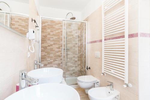 y baño con 2 lavabos, aseo y ducha. en San Giorgio, en Borgo