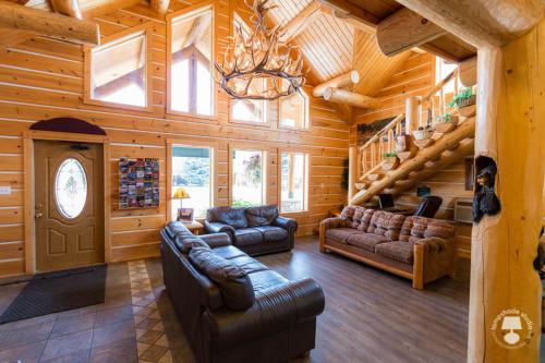Ruang duduk di Cabin Creek Inn