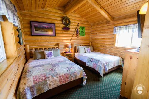 Katil atau katil-katil dalam bilik di Cabin Creek Inn