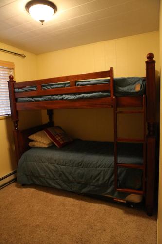 a bedroom with two bunk beds in a room at Adair Springs Cabin in Pinetop-Lakeside