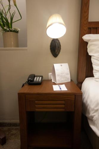 Cama ou camas em um quarto em The Colony Hotel