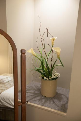 Cama ou camas em um quarto em The Colony Hotel