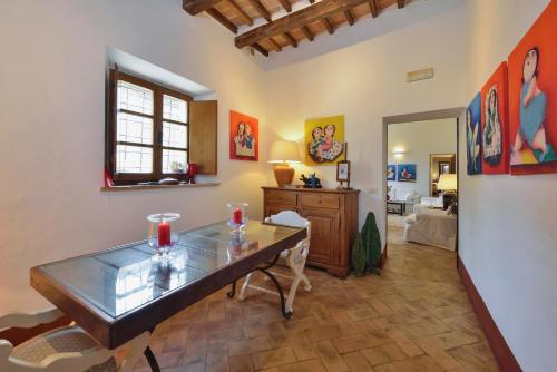 - un salon avec une table dans l'établissement Alberto Charming Home, à Montepulciano