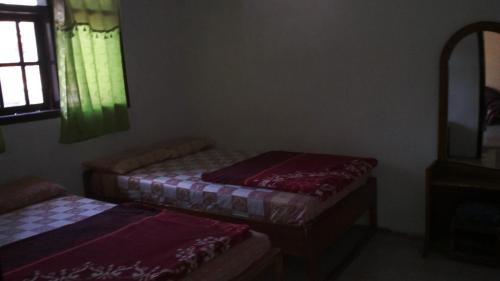 Ένα ή περισσότερα κρεβάτια σε δωμάτιο στο Sedulur Homestay