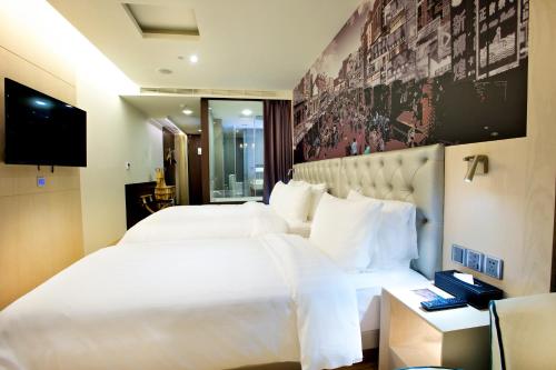 Ein Bett oder Betten in einem Zimmer der Unterkunft FX Hotel Tainan