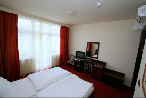 Un pat sau paturi într-o cameră la Lux Hotel Pansion